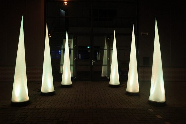 Kup od polecanego producenta dmuchaną reklamę różnokolorowe stożki świetlne pylony. Zamów online nadmuchiwane kolumny pylony wieże promocyjne w JB Dmuchance Polska