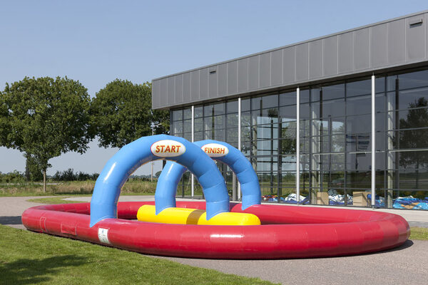 Do zakupu uniwersalny dmuchany tor wyścigowy do wykorzystania do wyścigów dla dzieci i młodzieży. Zamów online poszukiwane place rozrywki gry zespołowe z wytrzymałej plandeki tylko od producenta JB Dmuchance