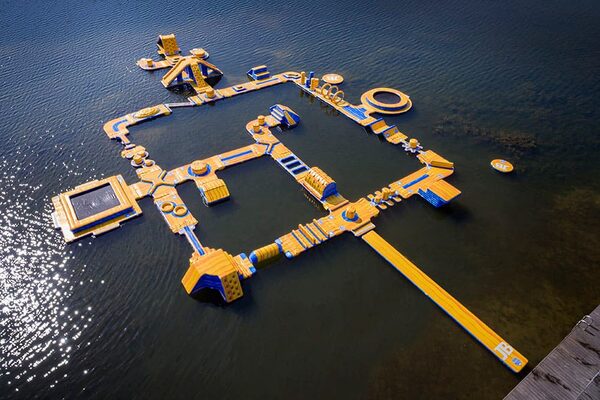 Opblaasbaar Waterpark kopen voor binnen en buiten water van JB Waterplay. Opblaasbare waterspellen voor zwembad en natuurwater van JB Inflatables