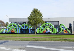 Sprzedam 30 metrowy mega tor przeszkód w kolorystyce czarno-zielonej zarówno dla młodszych jak i starszych. Zamów nadmuchiwane tory przeszkód już teraz online w JB Dmuchańce Polska