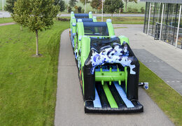 Zamów teraz swój 30-metrowy tor przeszkód w czerni i zieleni online. Zamów nadmuchiwane tory przeszkód w JB Dmuchańce Polska