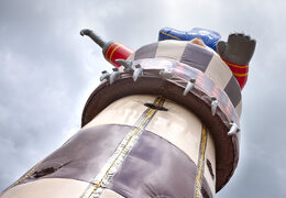 Na sprzedaż dmuchana wieża wspinaczkowa ze ściankami wspinaczkowymi, ze zjeżdżalnią i motywem pirackim dla dobrej zabawy dla dzieci. Zamów najlepsze dmuchane place zabaw w Europie od JB Dmuchance