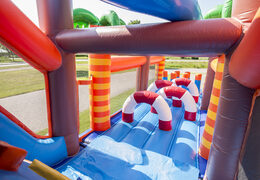 Kup nadmuchiwany tor przeszkód w stylu rekina z 7 elementami gry i kolorowymi przedmiotami dla dzieci. Zamów nadmuchiwane tory przeszkód już teraz online w JB Dmuchańce Polska