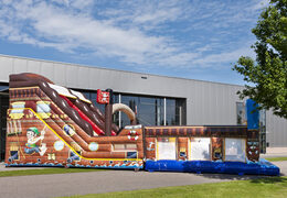 Mega dmuchana zjeżdżalnia w motywie świata Piratów z przeszkodami 3D dla dzieci. Kup nadmuchiwane zjeżdżalnie online w JB Dmuchańce Polska