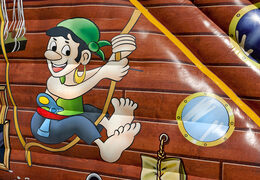 Kup dmuchaną, bardzo szeroką zjeżdżalnię w motywie świata Piratów z przeszkodami 3D dla dzieci. Zamów nadmuchiwane zjeżdżalnie już teraz online w JB Dmuchańce Polska