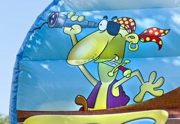 Nadmuchiwana mega zjeżdżalnia w motywie Świat Piratów z przeszkodami 3D dla dzieci. Kup nadmuchiwane zjeżdżalnie online w JB Dmuchańce Polska