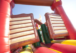 Zamów nadmuchiwany tor przeszkód o szerokości 17 metrów w kowbojskim stylu z 7 elementami gry i kolorowymi przedmiotami dla dzieci. Kup nadmuchiwane tory przeszkód online już teraz w JB Dmuchańce Polska