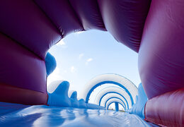 Zamów nadmuchiwaną zjeżdżalnię brzuszną o długości 18 m z motywem rekina dla dzieci. Kup nadmuchiwane ślizgacze brzucha już teraz online w JB Dmuchańce Polska