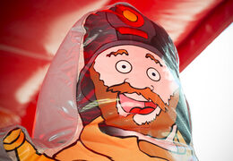 Dmuchany tor przeszkód strażackich o długości 8 metrów dla dzieci. Kup nadmuchiwane tory przeszkód online już teraz w JB Dmuchańce Polska