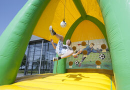 Zdobądź arenę do piłki nożnej odpowiednią dla młodych i starszych, dużych i małych. Kup teraz nadmuchiwaną arenę do piłki nożnej online w JB Dmuchańce Polska