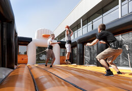 Wyjątkowa wielofunkcyjna hala sportowa do różnego rodzaju zajęć sportowych zarówno dla młodych, jak i starszych. Zamów nadmuchiwaną arenę sportową już teraz online w JB Dmuchańce Polska