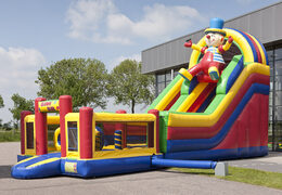 Kup wyjątkową dmuchaną zjeżdżalnię w motywie klauna z brodzikiem, imponującym obiektem 3D, świeżymi kolorami i przeszkodami 3D dla dzieci. Zamów nadmuchiwane zjeżdżalnie już teraz online w JB Dmuchańce Polska