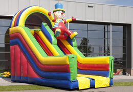 Wyjątkowa wielofunkcyjna zjeżdżalnia w motywie klauna z brodzikiem, imponującym obiektem 3D, świeżymi kolorami i przeszkodami 3D dla dzieci. Kup nadmuchiwane zjeżdżalnie online w JB Dmuchańce Polska