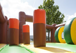 Nadmuchiwana zjeżdżalnia w stylu goryla z brodzikiem, imponującym obiektem 3D, świeżymi kolorami i przeszkodą 3D dla dzieci. Zamów nadmuchiwane zjeżdżalnie już teraz online w JB Dmuchańce Polska