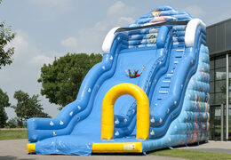 Kup nadmuchiwaną zjeżdżalnię z motywem Wave z pofalowaną powierzchnią ślizgową i zabawnymi nadrukami podwodnego świata dla dzieci. Zamów nadmuchiwane zjeżdżalnie już teraz online w JB Dmuchańce Polska