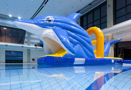 Kup hermetyczną dmuchaną zjeżdżalnię basenową z motywem delfina dla młodszych i starszych. Zamów nadmuchiwane atrakcje wodne już teraz online w JB Dmuchańce Polska