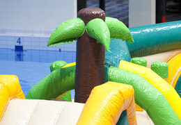 Zamów podwójny tor przeszkód w basenie z motywem dżungli Zig Zag dla młodszych i starszych. Kup nadmuchiwane atrakcje wodne online już teraz w JB Dmuchańce Polska