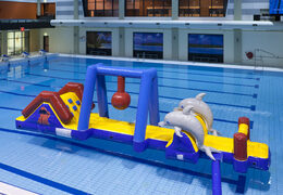 Zamów wodny tor przeszkód z delfinami 3D i fajnymi nadrukami dla młodszych i starszych. Kup nadmuchiwane tory przeszkód online już teraz w JB Dmuchańce Polska