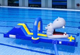 Nadmuchiwany tor przeszkód dla hipopotamów z zabawnymi przedmiotami dla młodszych i starszych. Zamów nadmuchiwane tory przeszkód online już teraz w JB Dmuchańce Polska