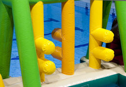 Zamów nadmuchiwany tor szturmowy dla krokodyli z zabawnymi przedmiotami dla młodych i starszych. Kup nadmuchiwane tory przeszkód online już teraz w JB Dmuchańce Polska