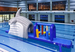 Do kupienia dużych rozmiarów dmuchany wodny tor z obiektem rekina 3D. Zamów certyfikowane dmuchańce do wody twojego obiektu sportowego od producenta JB Dmuchance 