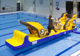 Kup piracki statek z nadmuchiwanym torem przeszkód z zabawnymi przedmiotami dla młodszych i starszych. Zamów nadmuchiwane tory przeszkód online już teraz w JB Dmuchańce Polska