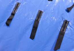 Wodny tor przeszkód z dwiema ściankami wspinaczkowymi, balanserem, wieżą wahadłową i zjeżdżalnią dla małych i dużych. Kup nadmuchiwany basen z przeszkodami online w JB Dmuchańce Polska