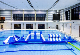 Przygoda w basenie ze zjeżdżalniami, niebiesko-biała, 16 m, z trudnymi obiektami przeszkodowymi i okrągłą zjeżdżalnią dla młodszych i starszych. Kup nadmuchiwane atrakcje wodne online już teraz w JB Dmuchańce Polska