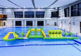 Zjeżdżalnia przygoda z basenem zielono-niebieskim 16m z trudnymi obiektami przeszkodowymi i okrągłą zjeżdżalnią dla młodszych i starszych. Kup nadmuchiwane atrakcje wodne online już teraz w JB Dmuchańce Polska