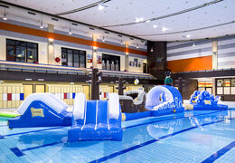 Dmuchany podwójny tor przeszkód 16-metrowy tor przeszkód basenowych z piratami w unikalnym stylu z zabawnymi obiektami 3D i nie mniej niż 2 zjeżdżalniami dla młodszych i starszych. Zamów nadmuchiwany basen z przeszkodami już teraz online w JB Dmuchańce Polska