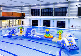 Kup teraz podwójny tor przeszkód rozbudowana atrakcja wodna dla dzieci z motywem surfera. Zamów online dmuchane tory wodne które przyciągną wzrok klientów od JB Dmuchance