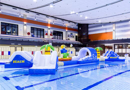 Kup teraz podwójny tor przeszkód rozbudowana atrakcja wodna dla dzieci z motywem surfera. Zamów online dmuchane tory wodne które przyciągną wzrok klientów od JB Dmuchance