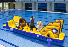 Zamów statek piracki z kursem szturmowym z zabawnymi przedmiotami dla młodszych i starszych. Kup nadmuchiwane tory przeszkód online już teraz w JB Dmuchańce Polska