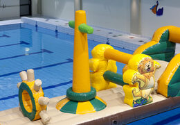 Zamów nadmuchiwany statek w motywie safari dla młodych i starszych. Kup nadmuchiwane atrakcje wodne online już teraz w JB Dmuchańce Polska