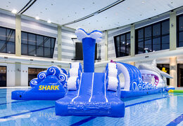 Kup nadmuchiwany tor szturmowy o długości 13 metrów w unikalnym stylu z zabawnymi obiektami 3D i nie mniej niż 2 zjeżdżalniami dla młodszych i starszych. Zamów nadmuchiwane atrakcje wodne już teraz online w JB Dmuchańce Polska