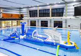 Zamów 13-metrowy tor przeszkód dla rekinów w unikalnym stylu z zabawnymi obiektami 3D i nie mniej niż 2 zjeżdżalniami dla młodszych i starszych. Kup nadmuchiwany basen z przeszkodami online w JB Dmuchańce Polska