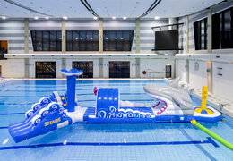 Zamów 13-metrowy nadmuchiwany tor szturmowy z basenem dla rekinów w unikalnym stylu z zabawnymi obiektami 3D i nie mniej niż 2 zjeżdżalniami dla dzieci. Kup nadmuchiwane tory przeszkód online już teraz w JB Dmuchańce Polska