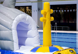 Rekin Storm Track biegnie 13 metrów w unikalnym stylu z zabawnymi obiektami 3D i nie mniej niż 2 zjeżdżalniami dla młodszych i starszych. Kup nadmuchiwany basen z przeszkodami online w JB Dmuchańce Polska