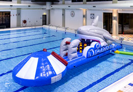 Zamów nadmuchiwaną zjeżdżalnię z motywem rekina dla młodych i starszych. Kup nadmuchiwane atrakcje wodne online już teraz w JB Dmuchańce Polska