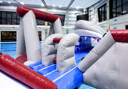 Zamów hermetyczną nadmuchiwaną wyspę do zabawy z motywem rekina z lianą, wieżą wspinaczkową, okrągłą zjeżdżalnią i przeszkodami dla małych i dużych. Kup nadmuchiwane gry w bilard już teraz online na JB Dmuchańce Polska