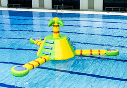 Na sprzedaż dmuchana wyspa dżungla ze schodami i palmą na szczycie. Urozmaicony tor przeszkód do ustawienia na wodzie na basenie jako wspinaczka od JB Dmuchance