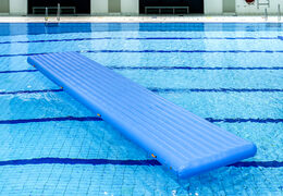 Kup ładną, hermetyczną matę wodną o długości 10 metrów zarówno dla młodych, jak i starszych. Zamów nadmuchiwane tory przeszkód online już teraz w JB Dmuchańce Polska