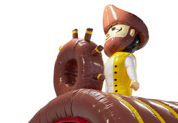 Kup nadmuchiwany 9-metrowy tor przeszkód z motywem łodzi pirackiej dla dzieci. Zamów nadmuchiwane tory przeszkód już teraz online w JB Dmuchańce Polska