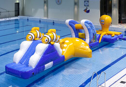 Zamów nadmuchiwany tor szturmowy podwodny świat z zabawnymi obiektami 3D dla młodych i starszych. Kup nadmuchiwane tory przeszkód online już teraz w JB Dmuchańce Polska