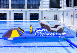 Zdobądź hermetyczną nadmuchiwaną zjeżdżalnię w stylu pirackim dla młodych i starszych. Zamów gry w nadmuchiwany basen już teraz online w JB Dmuchańce Polska