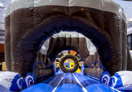 Fajna wyspa zabaw o tematyce pirackiej z winoroślą, wieżą wspinaczkową, okrągłą zjeżdżalnią i przeszkodami dla młodszych i starszych. Zamów gry w nadmuchiwany basen już teraz online w JB Dmuchańce Polska