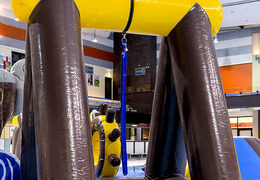 Kup hermetyczną piracką wyspę zabaw w pirackim motywie z winoroślą, wieżą wspinaczkową, okrągłą zjeżdżalnią i przeszkodami dla młodszych i starszych. Zamów nadmuchiwane atrakcje wodne już teraz online w JB Dmuchańce Polska