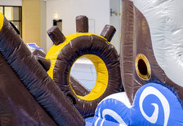 Spektakularna wyspa zabaw o tematyce pirackiej z winoroślą, wieżą wspinaczkową, okrągłą zjeżdżalnią i przeszkodami dla młodszych i starszych. Kup nadmuchiwane gry w bilard online na JB Dmuchańce Polska