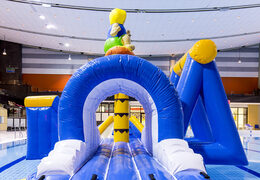 Hermetyczna, nadmuchiwana wyspa zabaw dla surferów z winoroślą, wieżą wspinaczkową, okrągłą zjeżdżalnią i przeszkodami dla młodszych i starszych. Zamów nadmuchiwane atrakcje wodne już teraz online w JB Dmuchańce Polska