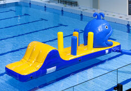 Nadmuchiwany tor przeszkód z wielorybami z zabawnymi przeszkodami 3D dla młodszych i starszych. Zamów nadmuchiwane tory przeszkód online już teraz w JB Dmuchańce Polska